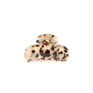 Unsere Haarklammer in Tortoise (8,5 cm) aus Bio-Acetat – im Detail fotografiert auf weißen Hintergrund mit sichtbarem Logo.