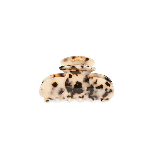 Unsere Haarklammer in Tortoise (8,5 cm) aus Bio-Acetat – im Detail fotografiert auf weißen Hintergrund mit sichtbarem Logo.