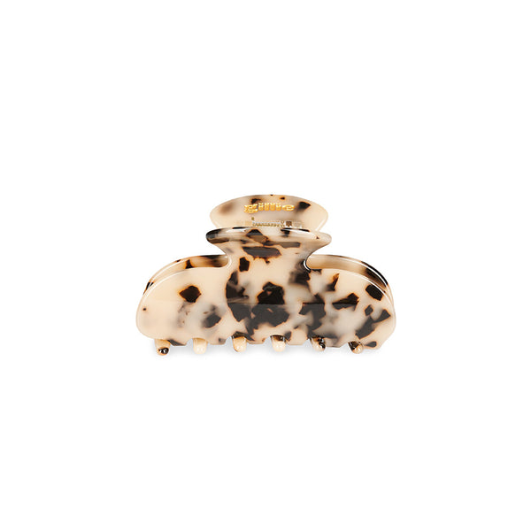 Unsere Haarklammer in Tortoise (8,5 cm) aus Bio-Acetat – im Detail fotografiert auf weißen Hintergrund mit sichtbarem Logo.