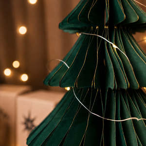 Detailaufnahme vom Tannenbaum und der Lichterkette