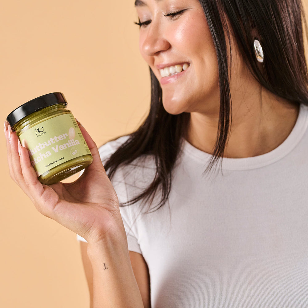 Vier Sorten Nutbutter von ae kitchen auf unterschiedlich hohen Podesten arrangiert: Red Velvet, Lemon Cake, Bruschetta und Matcha Vanilla.