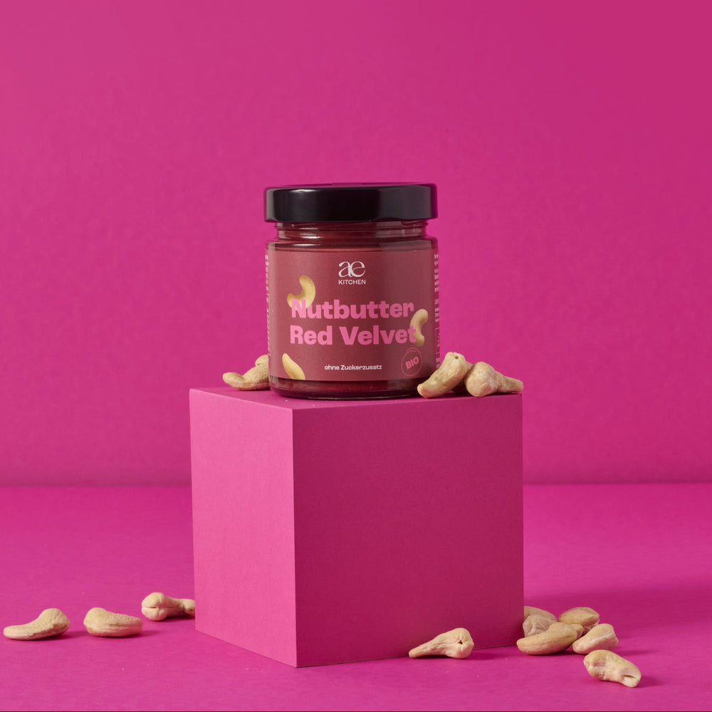 Vier Sorten Nutbutter von ae kitchen auf unterschiedlich hohen Podesten arrangiert: Red Velvet, Lemon Cake, Bruschetta und Matcha Vanilla.
