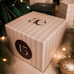 Adventskalender Ausschnitt, ein Türchen mit dem ae Logo