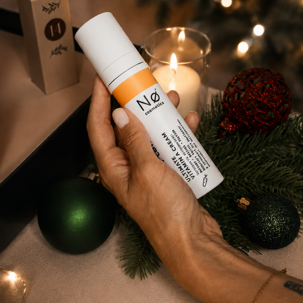 Eine Hand hält eine Vitamin A Cream von No Cosmetics in der Hand.