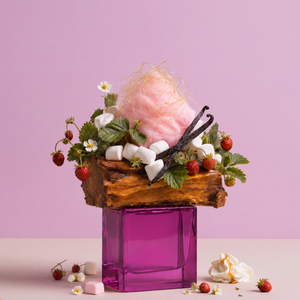 Duftnoten von gillie Cotton Candy mit Erdbeeren, Marshmallows, Vanille und süßen Akzenten auf rosafarbenem Hintergrund.