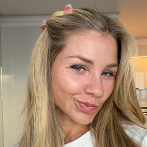 Frau mit Herzen Haarklammer