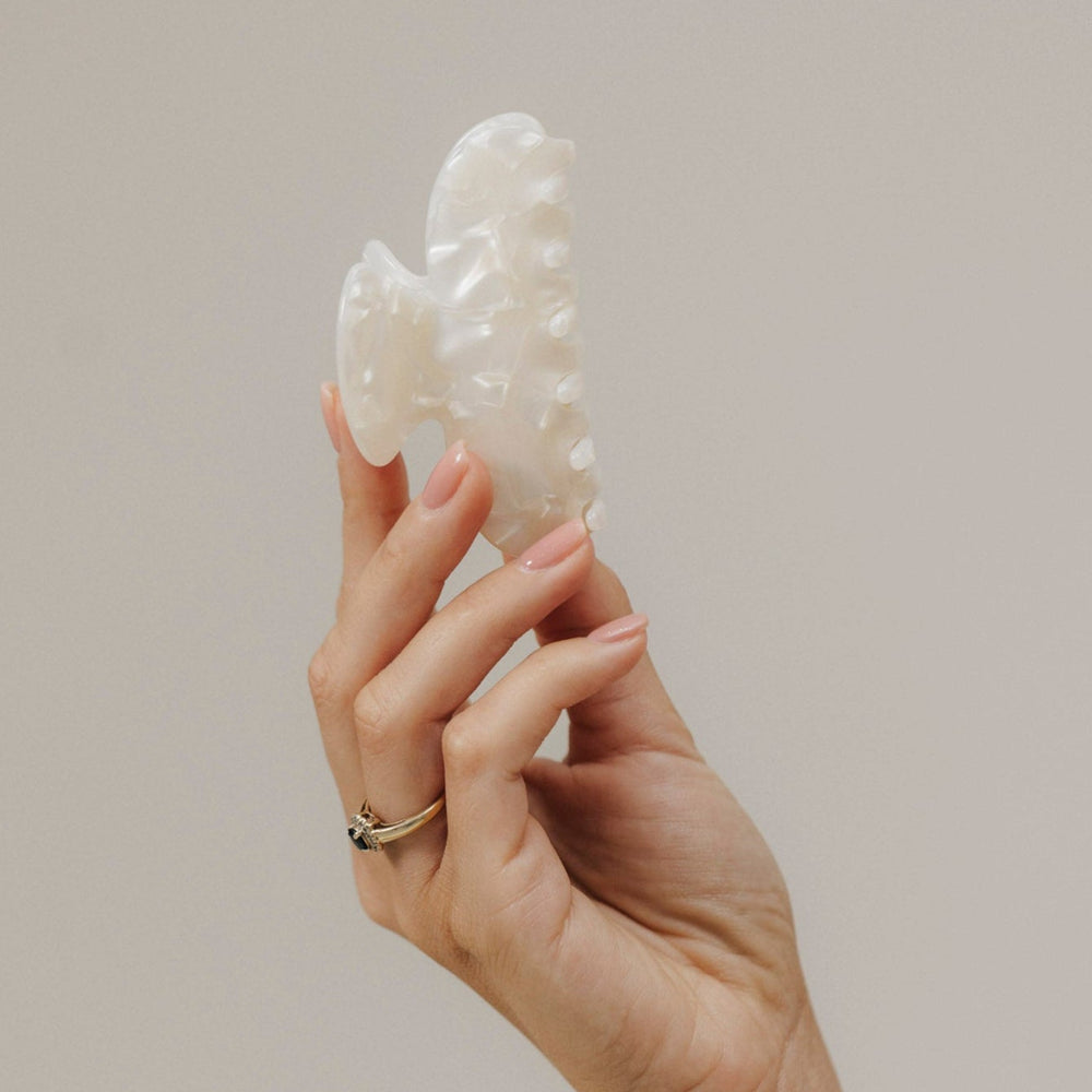 Unsere 8,5 cm lange geschwungene Haarklammer in Shell auf weißem Hintergrund.