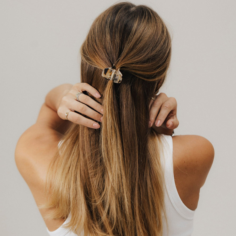 Detailansicht unserer 3,5 cm großen Mini-Haarklammer in Tortoise aus Bio-Acetat – mit goldener „gillie“-Gravur auf der Oberseite.