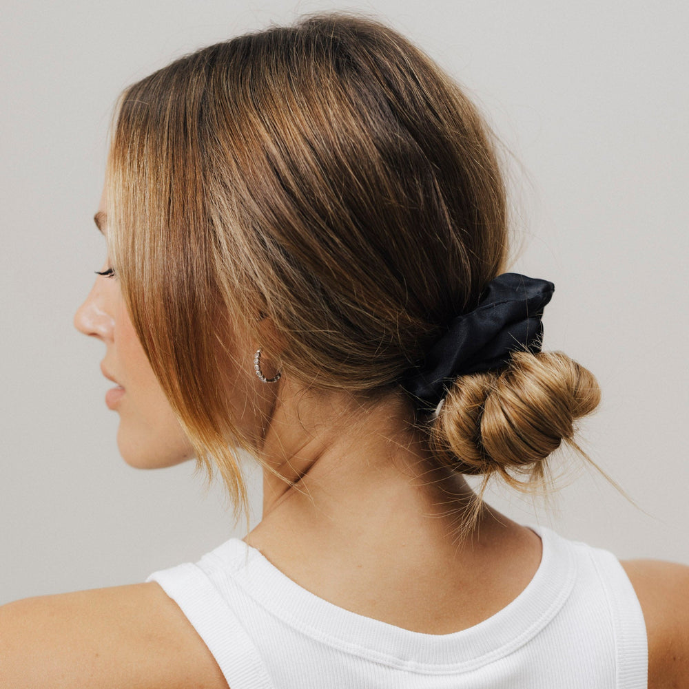 Braunes M Seiden Scrunchie