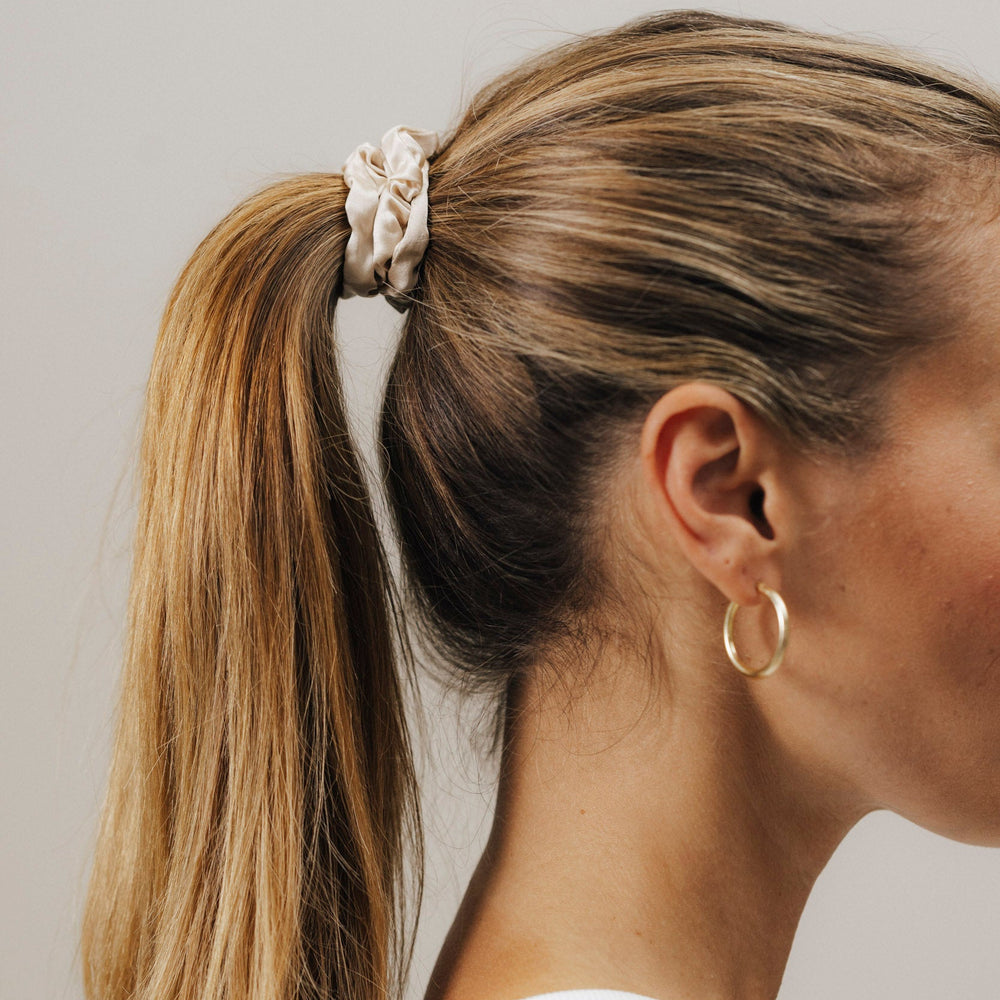 2er Pack beige Seiden Scrunchies in S.