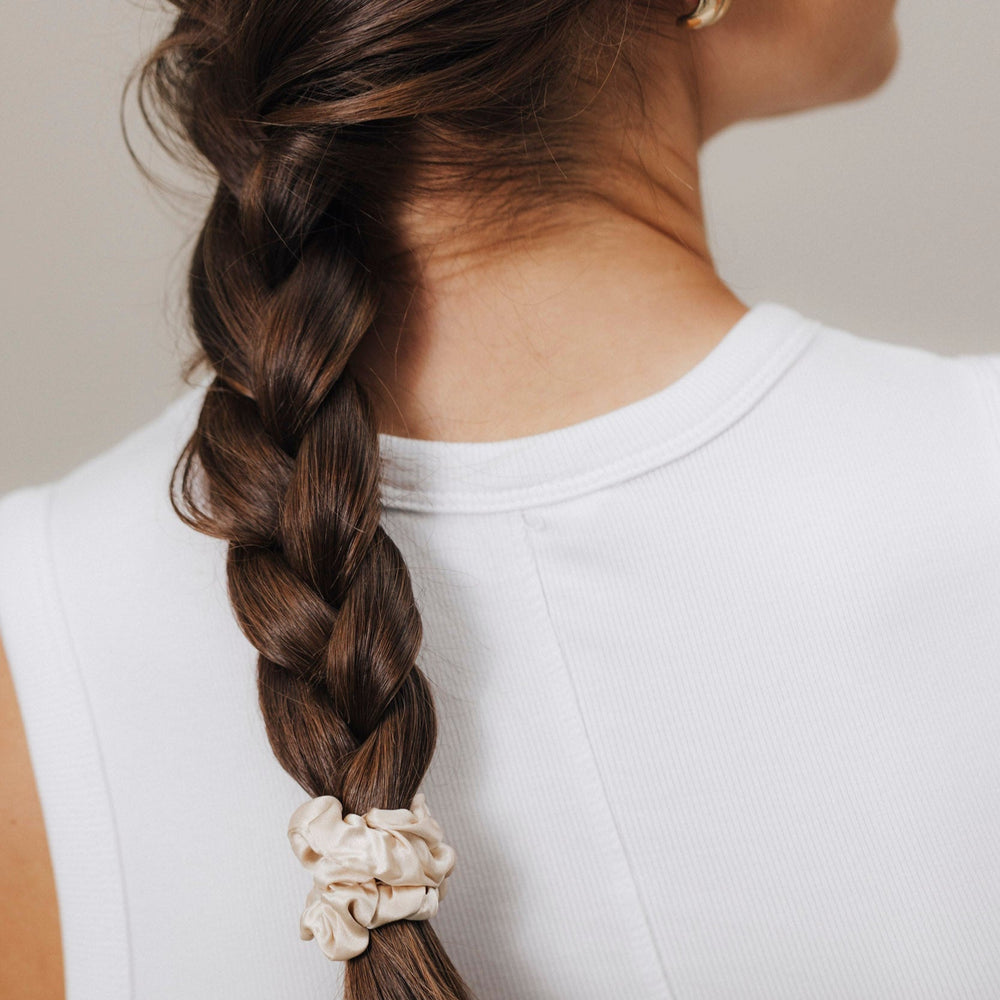 2er Pack beige Seiden Scrunchies in S.