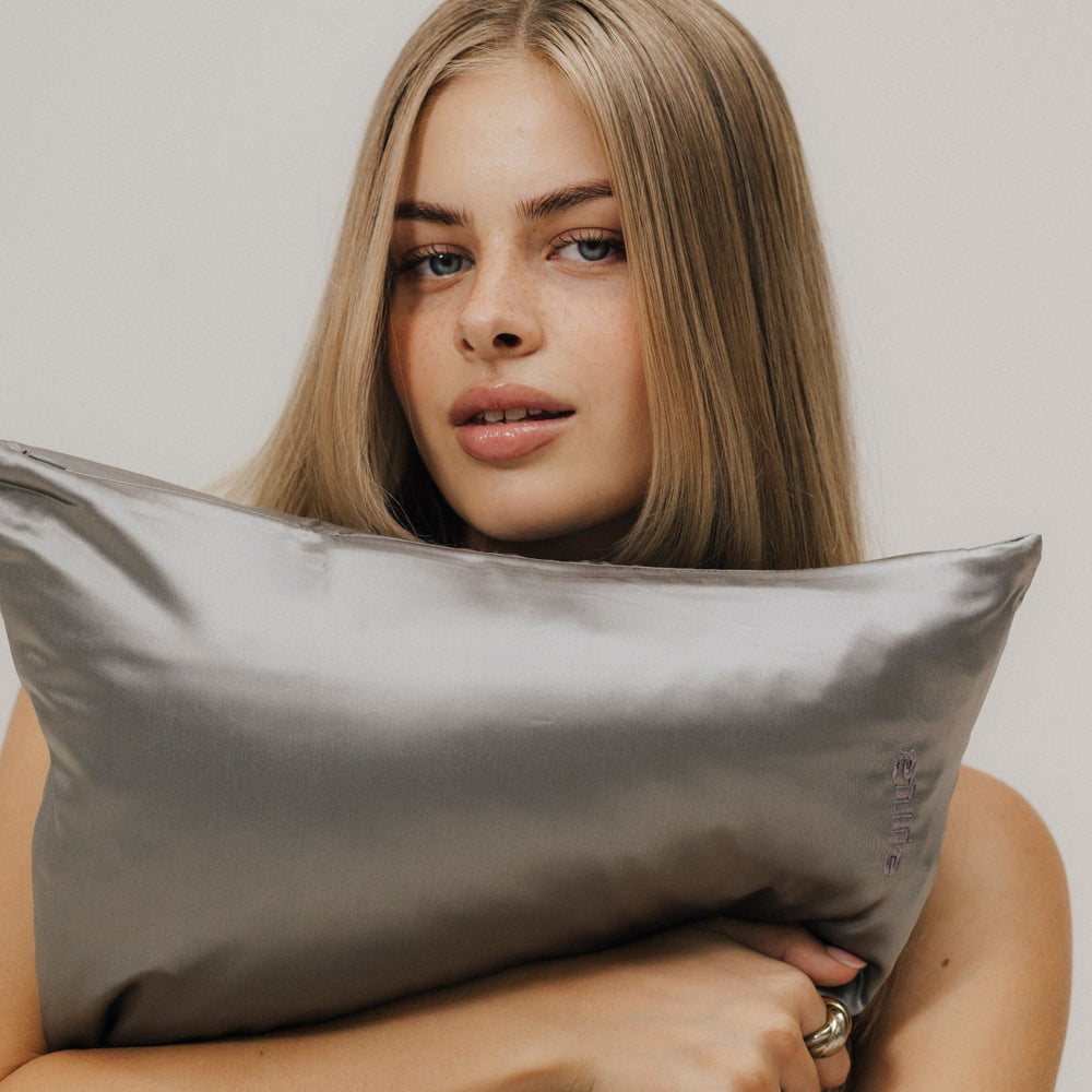 Kissenbezug aus reiner Maulbeerseide in Stone – kühlend, antibakteriell und edel zugleich.