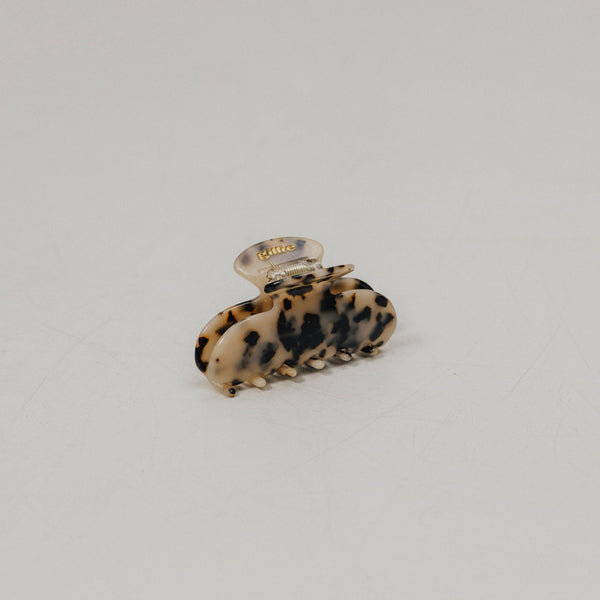 Unsere Haarklammer in Tortoise (8,5 cm) aus Bio-Acetat – im Detail fotografiert auf hellem Untergrund mit sichtbarem Logo.